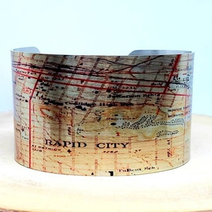 Pulsera de manguito de mapa de Rapid City South Dakota. Manguito de mapa de impresión vintage, regalo de diseño único para ella o él por Enliven Natural.