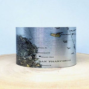 Pulsera de manguito de mapa de la Bahía de San Francisco, California. Manguito de mapa de impresión vintage, regalo de diseño único para ella o él por Enliven Natural.