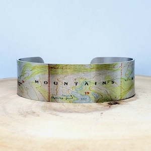 Mission Mountains Wilderness Montana schlankes Kartenmanschettenarmband. Vintage Landkarte Print, Geschenk für Sie oder Ihn von Enliven Natural