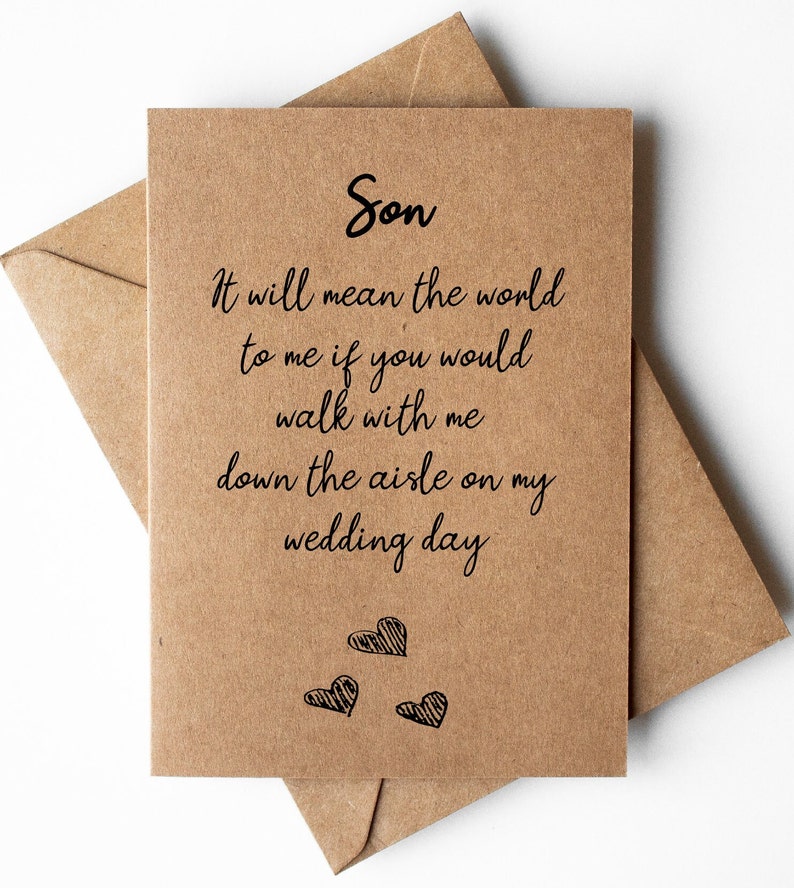 Puede incluir: Una tarjeta marr&oacute;n con el texto "Son" en la parte superior. La tarjeta dice "It will mean the world to me if you would walk with me down the aisle on my wedding day." Hay tres peque&ntilde;os corazones dibujados en la parte inferior de la tarjeta.