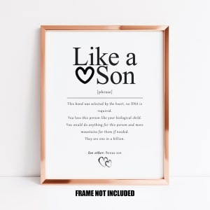 Peut inclure: Une impression d'art imprimable en noir et blanc avec le texte "Like a Son" et une définition de la phrase. La définition dit que ce lien a été choisi par le cœur, aucun ADN n'est requis. Vous aimez cette personne comme votre enfant biologique. Vous feriez tout pour cette personne et déplaceriez des montagnes pour elle si nécessaire. Ils sont un sur un milliard. Voir aussi : Fils bonus. L'impression comprend également le texte "CADRE NON INCLUS".