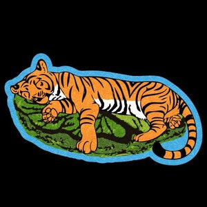 Könnte beinhalten: Eine Cartoon-Illustration eines orange-schwarzen Tigers, der auf einem grünen Blatt schläft. Der Tiger ist zusammengerollt, mit dem Kopf auf dem Blatt ruhend. Der Hintergrund ist schwarz.