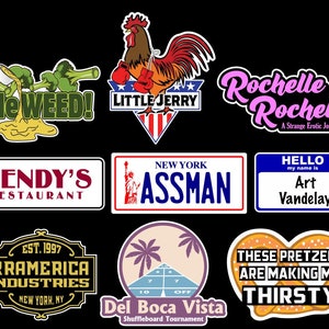 Könnte beinhalten: Eine Sammlung von neun bunten Aufklebern mit verschiedenen Designs und Texten. Die Aufkleber beinhalten einen Hahn mit Boxhandschuhen, eine grüne Pflanze mit dem Text "Vile Weed!" ein rotes und weißes Schild mit dem Text "Little Jerry", ein rosa Schild mit dem Text "Rochelle Rochelle", ein rotes Schild mit dem Text "Mendy's Restaurant", ein blaues Schild mit dem Text "Hello my name is Art Vandelay", ein rotes Nummernschild mit dem Text "New York Assman", ein gelbes und braunes Schild mit dem Text "These pretzels are making me thirsty", und ein violettes Schild mit dem Text "Del Boca Vista Shuffleboard Tournament".