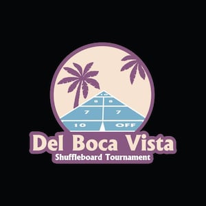Könnte beinhalten: Retro-Logo für das Del Boca Vista Shuffleboard-Turnier. Das Design zeigt ein Shuffleboard-Feld, Palmen und den Text "Del Boca Vista" und "Shuffleboard Tournament" in einem Kreis, vor schwarzem Hintergrund.