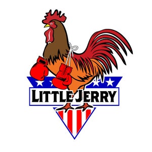 Könnte beinhalten: Ein rot-weiß-blaues amerikanisches Flaggen-Design mit einem Hahn, der Boxhandschuhe trägt. Der Text "LITTLE JERRY" ist in schwarzen Buchstaben auf einem weißen Banner geschrieben.