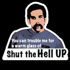 Könnte beinhalten: Grafikdesign mit einem Mann mit Schnurrbart und dem Text "You can trouble me for a warm glass of Shut the Hell UP" auf schwarzem Hintergrund. Der Mann trägt ein blaues Hemd.