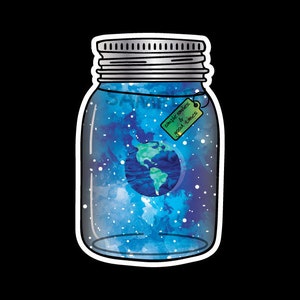 Op de afbeelding: Een glazen pot met een zilveren deksel en een label met de tekst "simple smiles & good times". De pot bevat een blauwe en groene aquarelgalaxis met een kleine, groene en blauwe aarde in het midden.