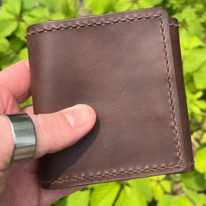 Dark Elm Milled Trifold Geldbörse aus Leder