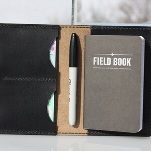 Protège-ordinateur portable en cuir noir Chromexcel XL Heritage avec fentes pour cartes et trou pour stylo