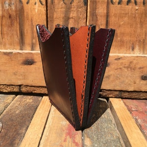 Portefeuille vertical en accordéon en cuir cerise noire avec poche avant