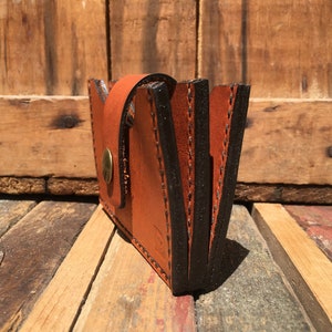 Cartera con bolsillo frontal tipo acordeón horizontal de cuero color cobre Legacy con broches de latón