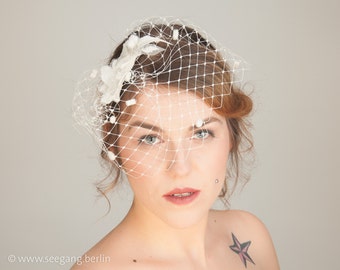 Kurzer Braut Schleier mit hochwertiger Spitze in Off-White oder creme. Romantischer Fascinator für Hochzeit in Kirche, Standesamt, am Strand