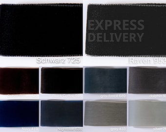 Puede incluir: Muestras de cintas de terciopelo en varios colores, incluyendo negro, marrón y azul marino. La imagen muestra ejemplos de la cinta con nombres y números de color, como "Schwarz 725" y "Raven 953". El texto "EXPRESS DELIVERY" también es visible.