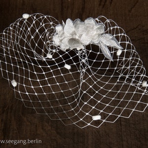 Short bridal veil with high quality lace in off-white or cream. Romantic fascinator for wedding in church, registry office, on the beach. image 3