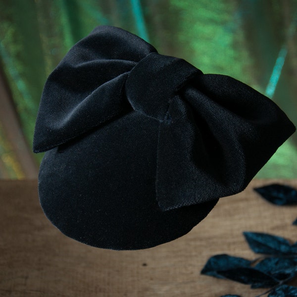 Dunkelblauer Samt Fascinator mit Schleife. Hochwertiger Kopfschmuck aus der Manufaktur für Hochzeit, Festival, Konzerte, Ball, Kostüm, Kleid