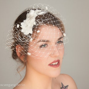 Short bridal veil with high quality lace in off-white or cream. Romantic fascinator for wedding in church, registry office, on the beach. image 2