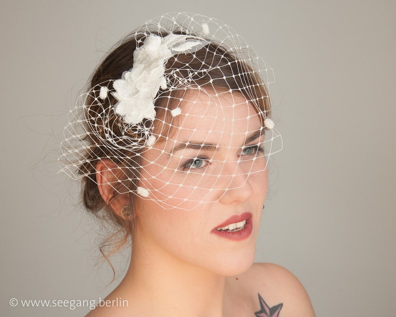 Short bridal veil with high quality lace in off-white or cream. Romantic fascinator for wedding in church, registry office, on the beach. image 2