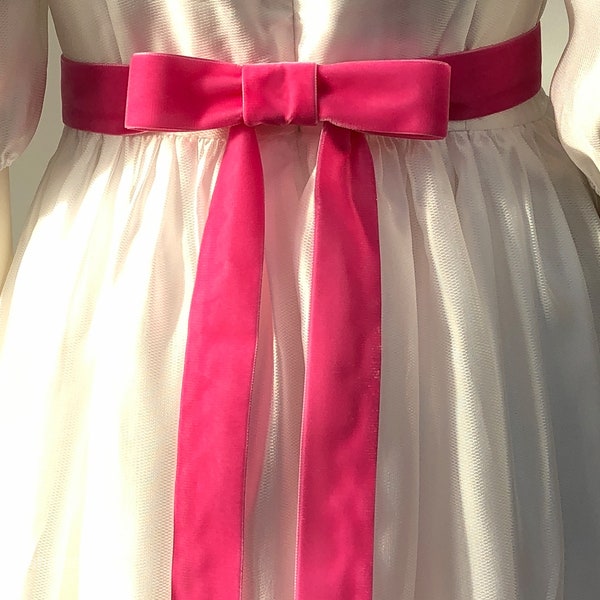 Ceinture en velours rose pour les robes des filles et des femmes. Fermeture avec un noeud parfait. 72 couleurs, largeur 2,2 cm, 3,8 cm, 5cm.