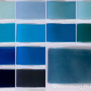 Peut inclure: Un nuancier de rubans de velours bleus et turquoise. Les échantillons sont disposés en quatre rangées de trois. Chaque échantillon est étiqueté avec un nom de couleur et un numéro. La rangée du bas comprend la couleur "Williamsburg Blue 536".