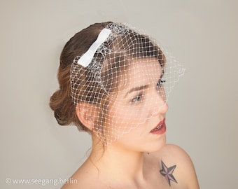 Bridal fascinator with veil in Vintage style, hair accessories for wedding, birdcage bridal jewelry with satin bow in cream, ivory, offwhite