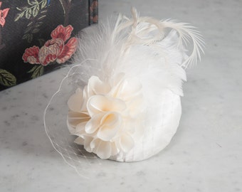 Fascinator im Vintage-Stil mit Federn und Details aus Hutnetz in Cremeweiß. Haarschmuck für Hochzeit, Abschlussball, zum Kostüm, Abendkleid.