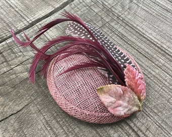 Pink fascinator with velvet leaves and feathers. Hair accessories for occasions and vintage outfits. For wedding guests, garden parties.