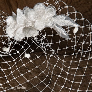 Short bridal veil with high quality lace in off-white or cream. Romantic fascinator for wedding in church, registry office, on the beach. image 4