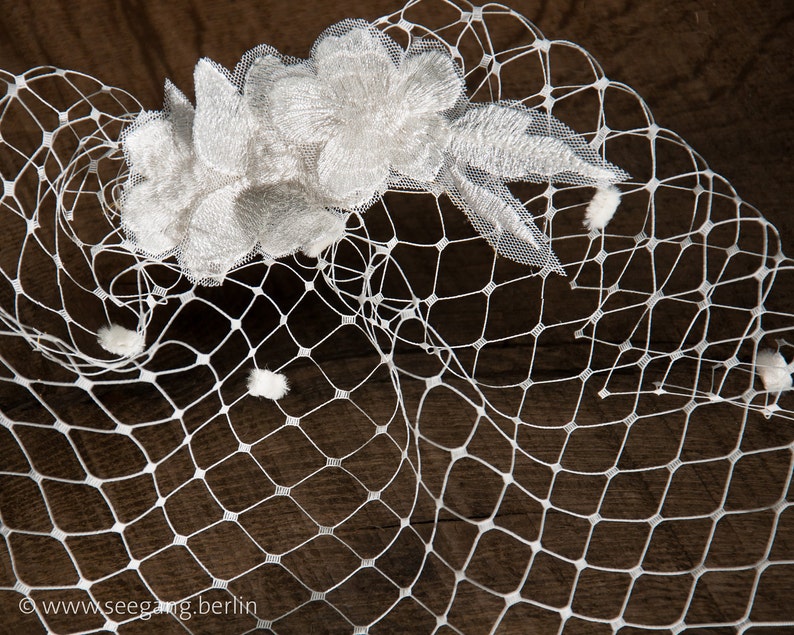 Short bridal veil with high quality lace in off-white or cream. Romantic fascinator for wedding in church, registry office, on the beach. image 4