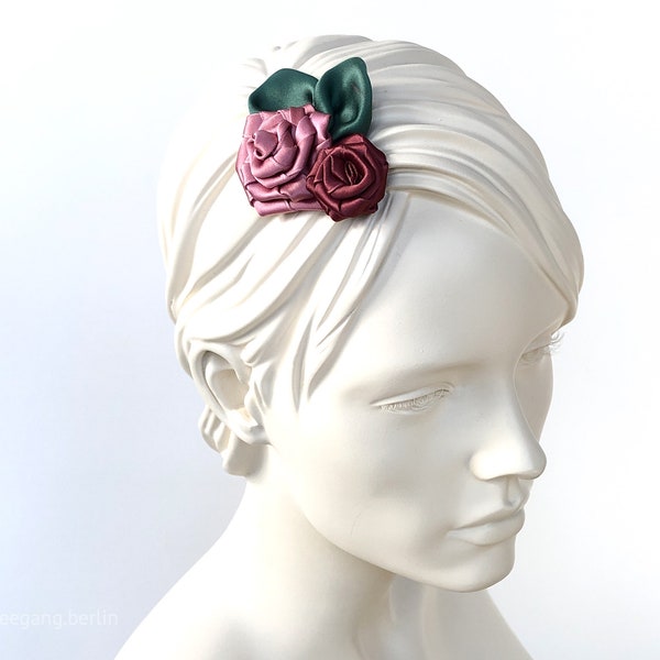 Bijou de cheveux avec des roses roses et des feuilles vertes. Couleur et taille au choix. Avec la robe, le costume, pour le mariage