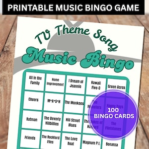 Puede incluir: Tarjeta de juego de bingo musical imprimible de la canción temática de TV con un diseño turquesa y blanco. La tarjeta presenta una cuadrícula de títulos de programas de televisión, con el texto "100 tarjetas de bingo" en un círculo púrpura. Las palabras "Juego de bingo musical imprimible" están en la parte superior.