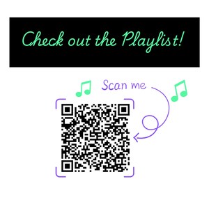 K&ouml;nnte beinhalten: Wei&szlig;er Hintergrund mit einem schwarzen Rechteck oben, das den Text "Check out the Playlist!" in gr&uuml;ner Schreibschrift enth&auml;lt. Ein QR-Code befindet sich in der Mitte, umrandet von Lila. Der Text "Scan me" und Noten sind ebenfalls vorhanden.