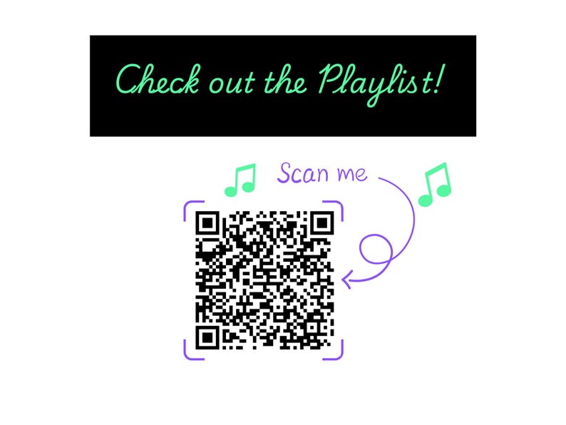 K&ouml;nnte beinhalten: Wei&szlig;er Hintergrund mit einem schwarzen Rechteck oben, das den Text "Check out the Playlist!" in gr&uuml;ner Schreibschrift enth&auml;lt. Ein QR-Code befindet sich in der Mitte, umrandet von Lila. Der Text "Scan me" und Noten sind ebenfalls vorhanden.