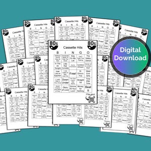 K&ouml;nnte beinhalten: Eine Sammlung von Bingo-Karten mit 80er-Jahre-Kassetten-Hits auf t&uuml;rkisfarbenem Hintergrund. Jede Karte zeigt ein Bingofeld mit Songtiteln und dem Text "80s Cassette Hits Bingo". Eine Grafik f&uuml;r den digitalen Download ist sichtbar.