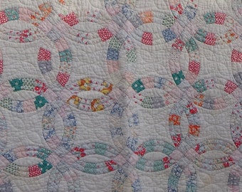 1930s Single Size Double Wedding Ring Quilt / Vintage Handmade Hand Quilted Feed Sack Quilt / Single Bed Blanket / Traditional Pastel Quilt