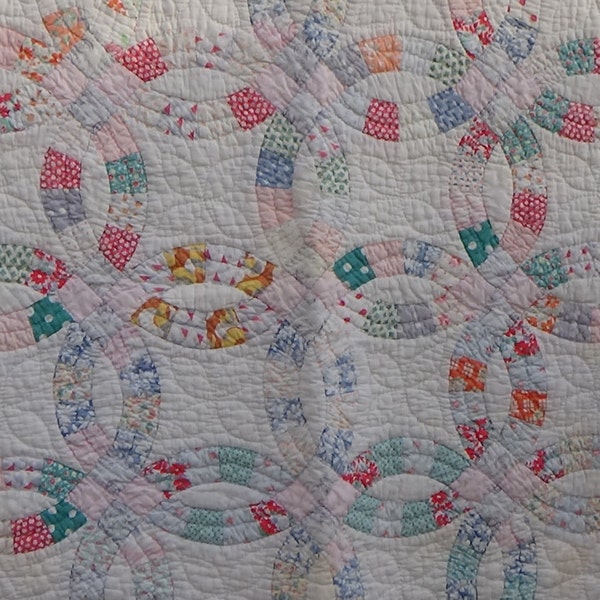 1930s Single Size Double Wedding Ring Quilt / Vintage Handmade Hand Quilted Feed Sack Quilt / Single Bed Blanket / Traditional Pastel Quilt