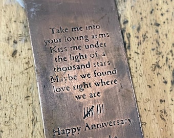 Personalisiertes Lesezeichen aus Bronze zum Jahrestag: Geschenk für Buchliebhaber