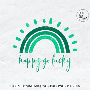 Puede incluir: Un arcoíris verde con un contorno blanco y el texto "happy go lucky" debajo. El arcoíris tiene un diseño de sol en la parte superior.