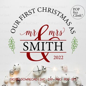 Può includere: Il nostro primo Natale come Mr. & Mrs. Smith 2022. Un design natalizio rosso e nero con ramoscelli verdi su entrambi i lati. Il testo è in un font festivo.