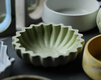 Handmade Eco-Resin Decorative Bowl (Round, Scalloped)