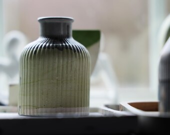 Handmade Eco-Resin Decorative Vase (Wide, Ribbed)