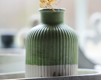 Handmade Eco-Resin Decorative Vase (Wide, Ribbed)