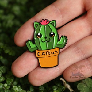 CATtus-pin. Emaille pin van cactusplant en kat.