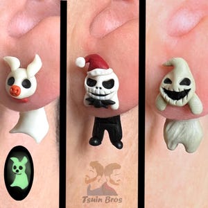 Pode incluir: Três alargadores de orelha com personagens de "O Estranho Mundo de Jack". Um é um coelho branco com um laço vermelho, outro é Jack Skellington com um gorro de Papai Noel e o terceiro é Oogie Boogie. Os alargadores são projetados para piercings de orelha alongados.
