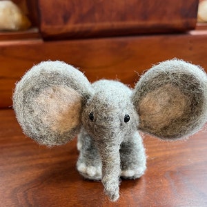 Little Elephant says &quot;I&#39;ll keep you company!&quot;