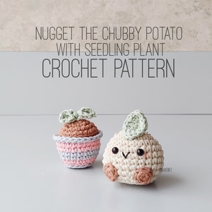 Puede incluir: Patrón de crochet para Nugget la patata rechoncha con planta de plántula. Dos juguetes amigurumi tejidos a crochet, uno es una patata con un brote verde y el otro es una patata con cara.