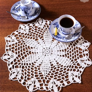 Puede incluir: Un juego de tres tazas de cerámica con acabado moteado y mate. Las tazas son de color crema, gris claro y gris oscuro. Cada taza tiene un diseño simple y minimalista.