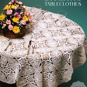 Könnte beinhalten: Eine weiße, gehäkelte Tischdecke mit komplizierten Blumenmustern bedeckt einen Holztisch. Der Tisch ist mit Besteck, Kristallgläsern und einem Korb mit bunten Blumen gedeckt. Der Text "Crocheted TABLECLOTHS" wird oben angezeigt.