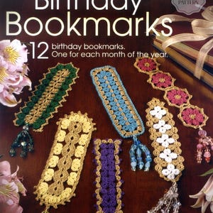 Op de afbeelding: Een verzameling handgemaakte gehaakte bladwijzers in diverse kleuren, waaronder groen, blauw, geel en paars. De bladwijzers zijn versierd met kralenkwastjes en hebben ingewikkelde ontwerpen. De tekst "Birthday Bookmarks" en "12 birthday bookmarks" is ook zichtbaar.