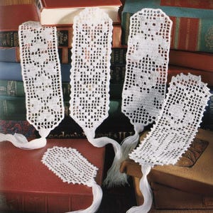 Può includere: Immagine di una collezione di segnalibri bianchi all'uncinetto filet con intricati disegni traforati. I segnalibri sono esposti con una pila di libri e il testo "FILET CROCHET BOOKMARKS" è visibile. L'immagine include anche il testo "CROCHET PDF PATTERN".