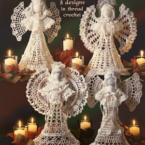 Puede incluir: La portada de "The Ultimate Book of Angels" con cuatro figuras de ángeles de ganchillo de hilo blanco con alas y vestidos detallados. El texto de la portada dice "The Ultimate Book of Angels" y "8 designs in thread crochet". Velas encendidas y cintas en el fondo.